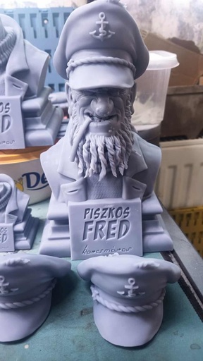 Piszkos Fred festetlen mellszobor